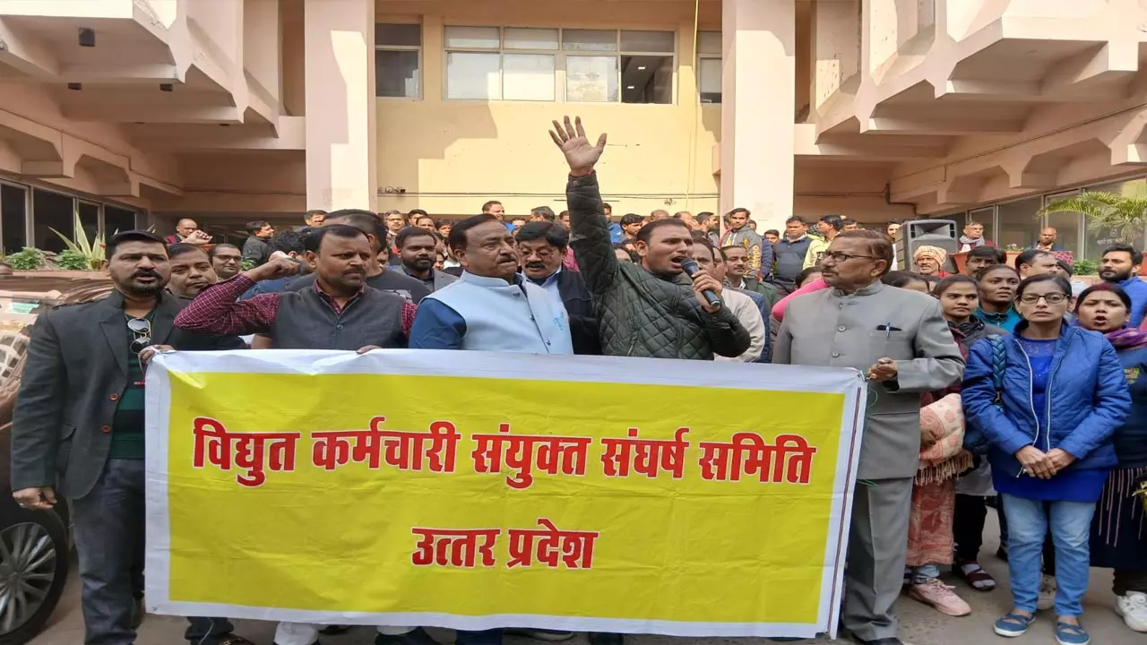 Hundreds of electricity workers hold rally at Shakti Bhawan in Lucknow, January 13 to protest against privatization