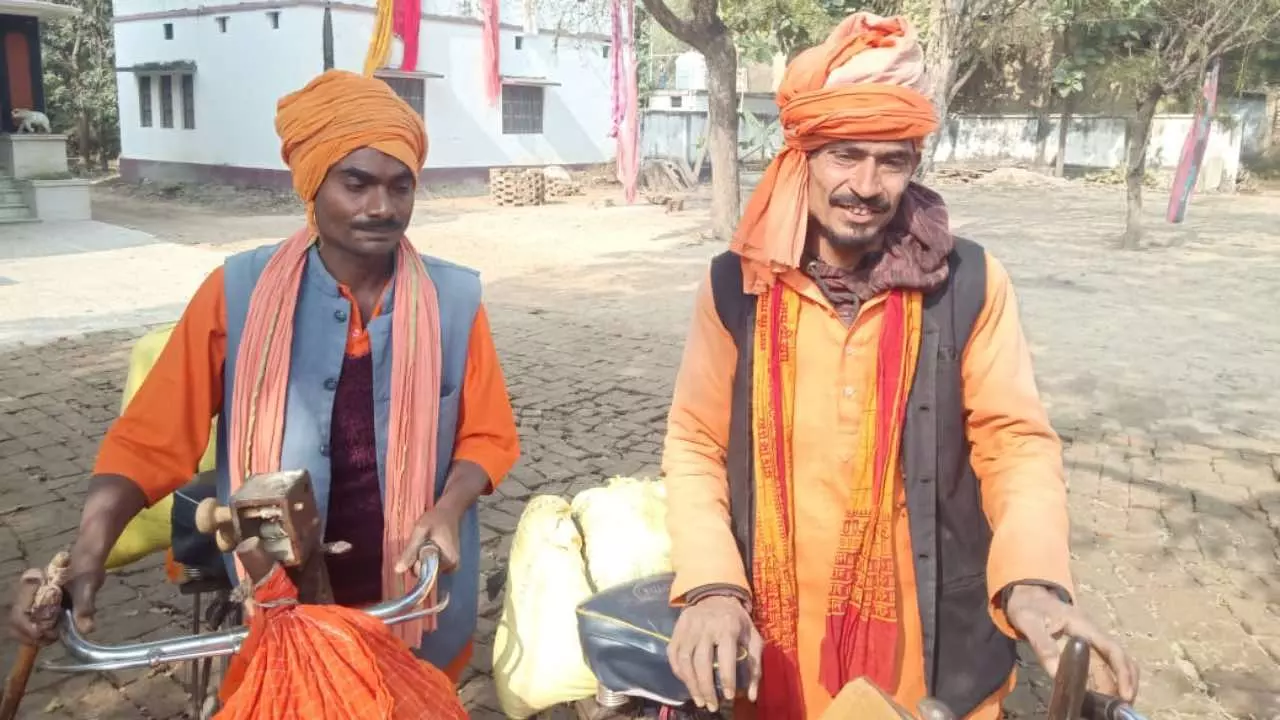 Jaunpur Muslim Youths Dressed as Sadhus and Begging for Mahakumbh