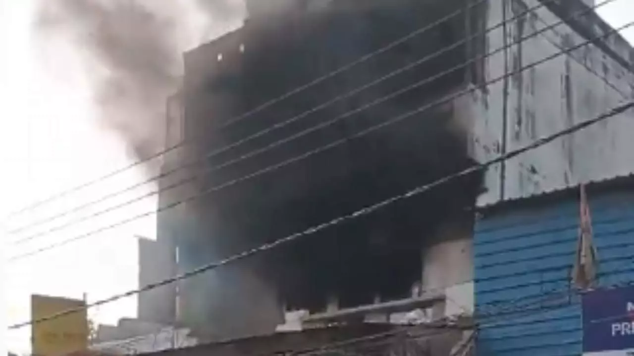 Lucknow News Today Major Fire Broke in Machli Mandi Tower on Subhash Marg