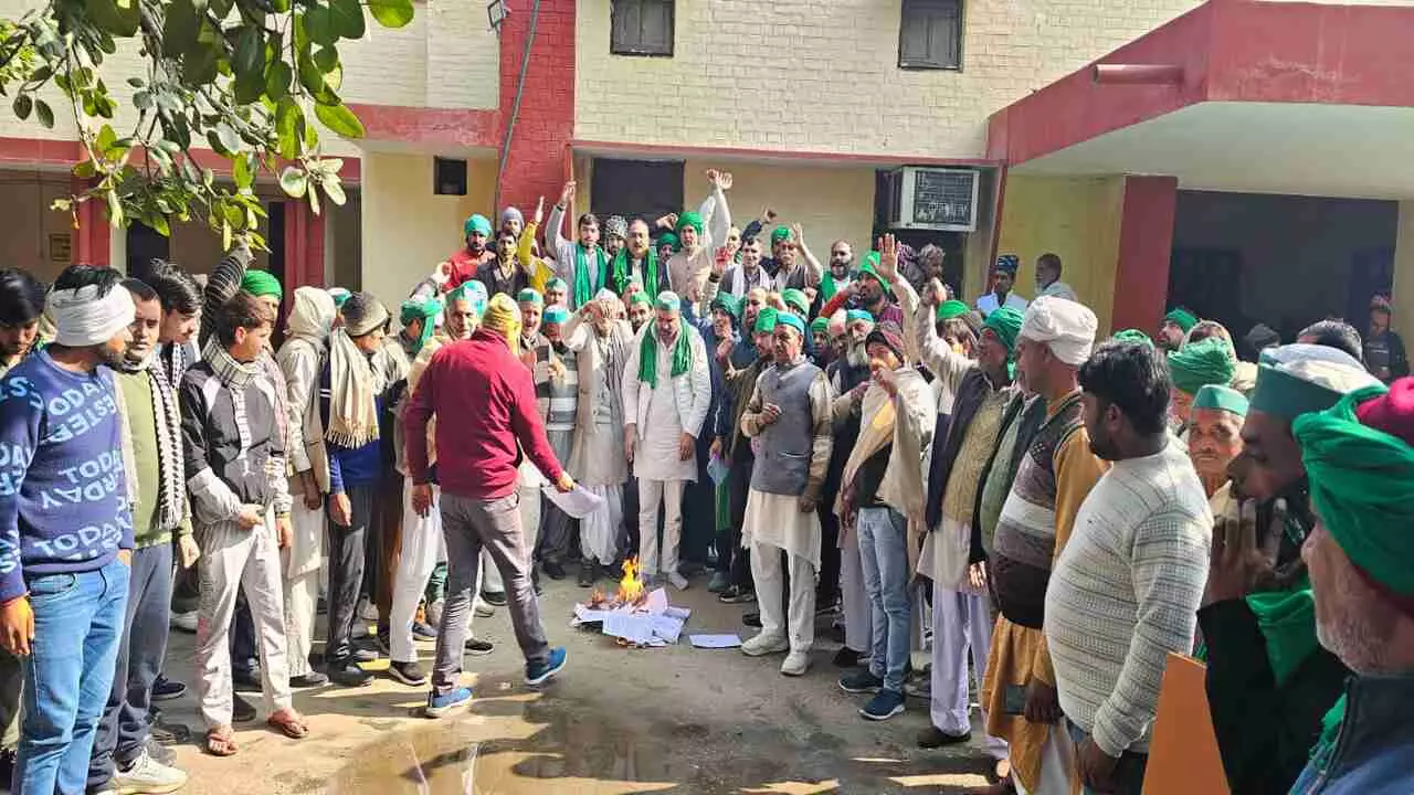 Meerut News: भाकियू ने तहसील परिसर में किया धरना प्रदर्शन, राष्ट्रीय कृषि नीति रूपरेखा की प्रति जलाई