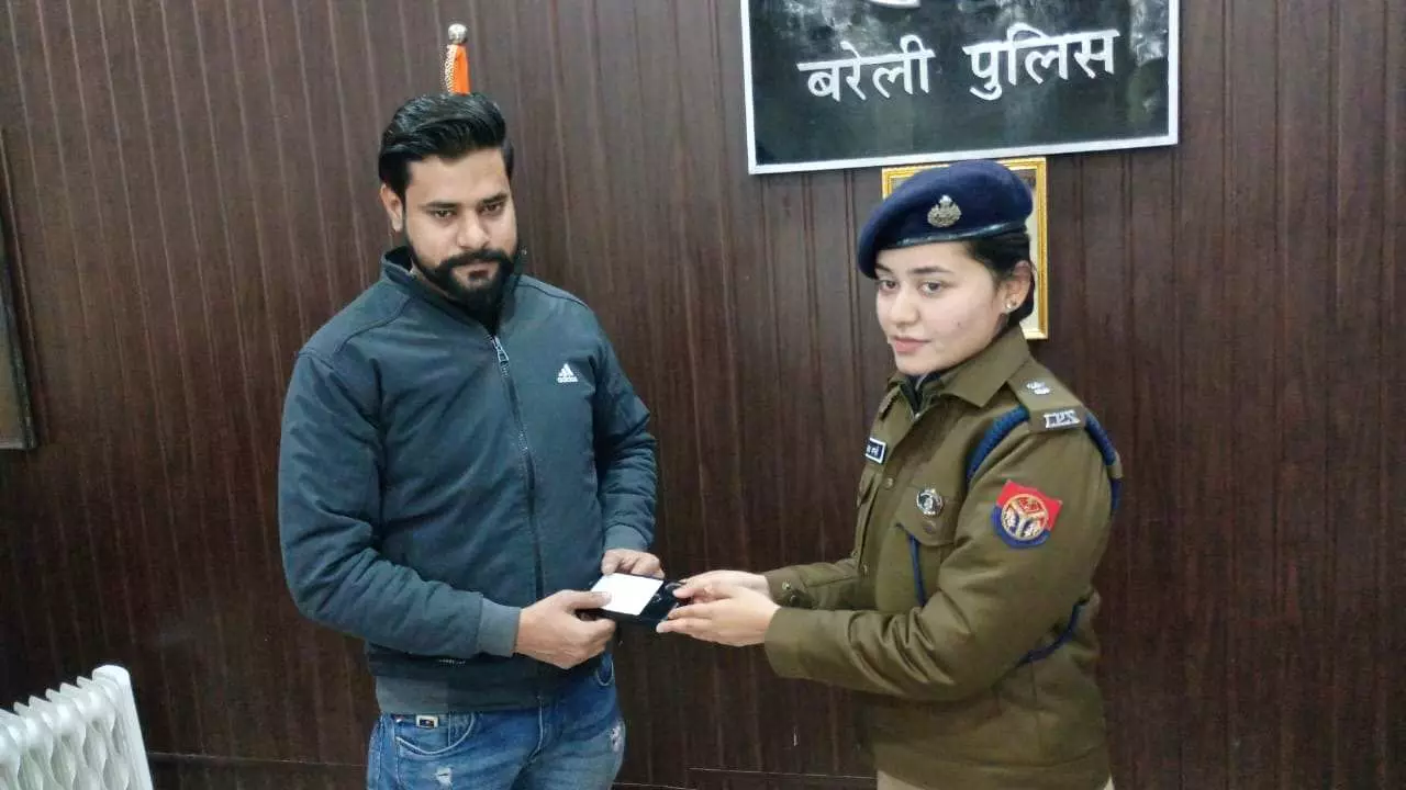 Police Recovered Stolen Mobiles in Bareilly