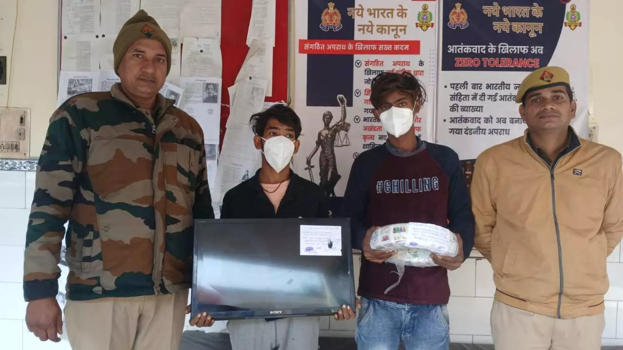 Hapur Crime News Today Police Caught Two Thieves Electronics Showroom