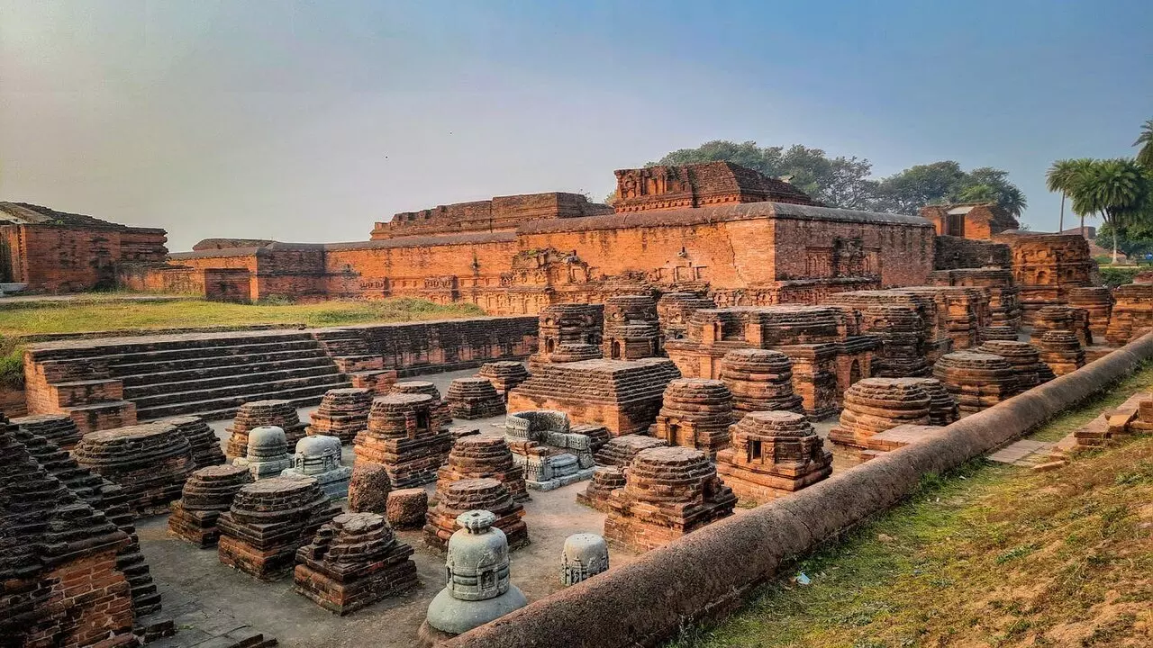 History of Nalanda Vishwavidyalaya: मुगलों की आंखों में तिनके सा खटकता था यह विश्वविद्यालय, खुन्नस में असंख्य बेशकीमती पांडुलिपियों को कर दिया था भस्म