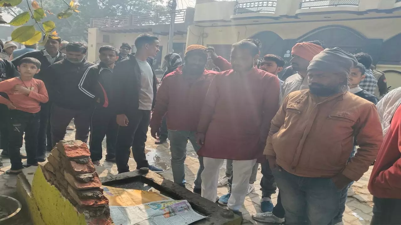 breaks tiles at Pathwari Mata Mandir anger among people Hathras News in Hindi