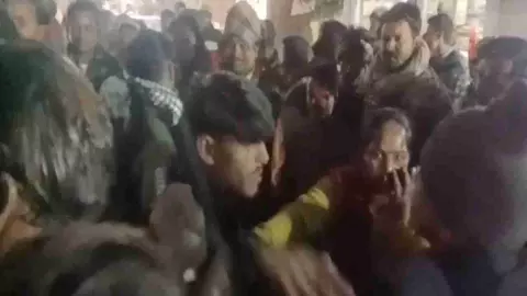 Barabanki News: पति के लिए महिला ने धरा चंडी का रूप, बीच सड़क शराबी को दौड़ाकर पकड़ा, फिर दे दना दन मारा Barabanki News: पति के लिए महिला ने धरा चंडी का रूप, बीच सड़क शराबी को दौड़ाकर पकड़ा, फिर दे दना दन मारा