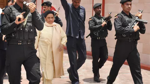 मायावती की मैदान वापसी से कौन मारेगा मैदान ! मायावती की मैदान वापसी से कौन मारेगा मैदान !
