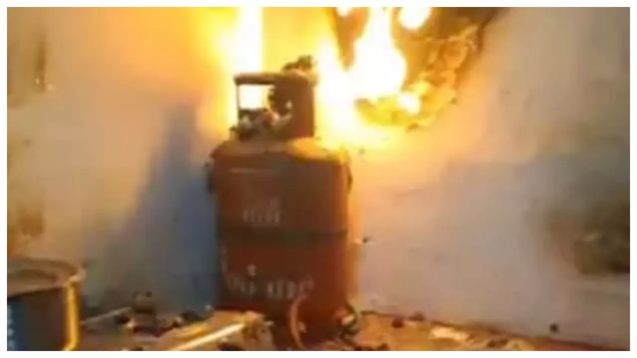 LPG Gas Cylinder Blast Fire Break Out In Ayurveda Doctor House in Lucknow