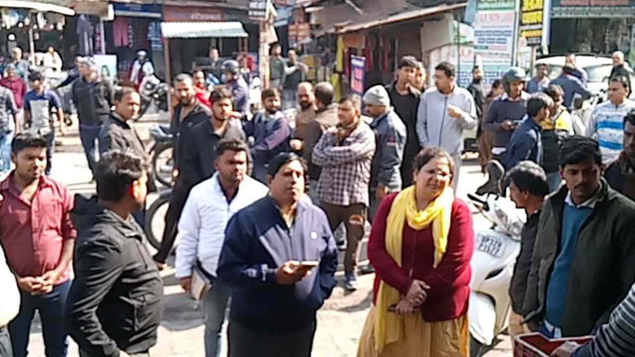 Lucknow News: लखनऊ के जोन-3 में नगर निगम ने चलाया प्रतिबंधित पॉलीथिन को लेकर जागरूकता अभियान, दुकानदारों पर हुई जुर्माने की कार्रवाई