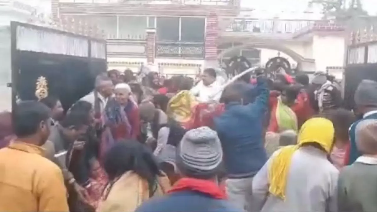 Sonbhadra Video Viral: कंबल के लिए पहुंचे गरीबों पर भांजी गई लाठियां, वीडियो हुआ था वायरल, अब पुलिस ने किया दावा