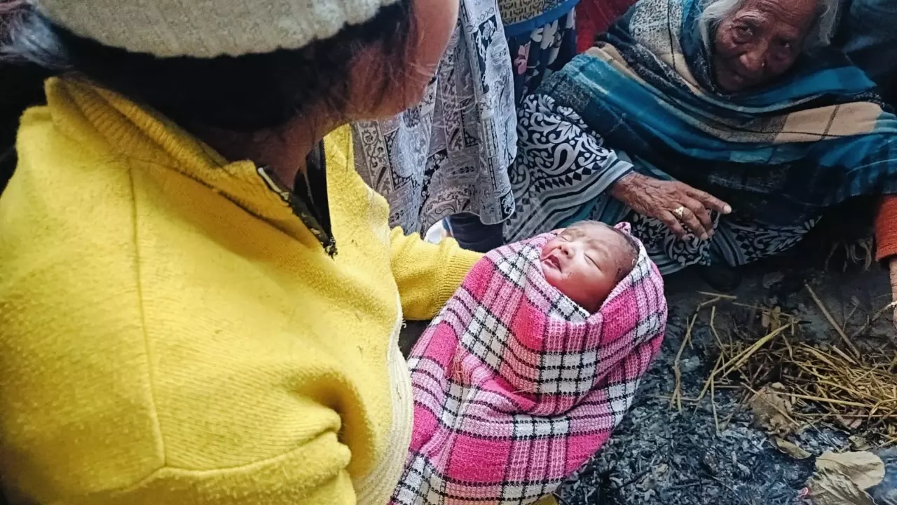 Chandauli News -A newborn baby was found near pond in Sihar village