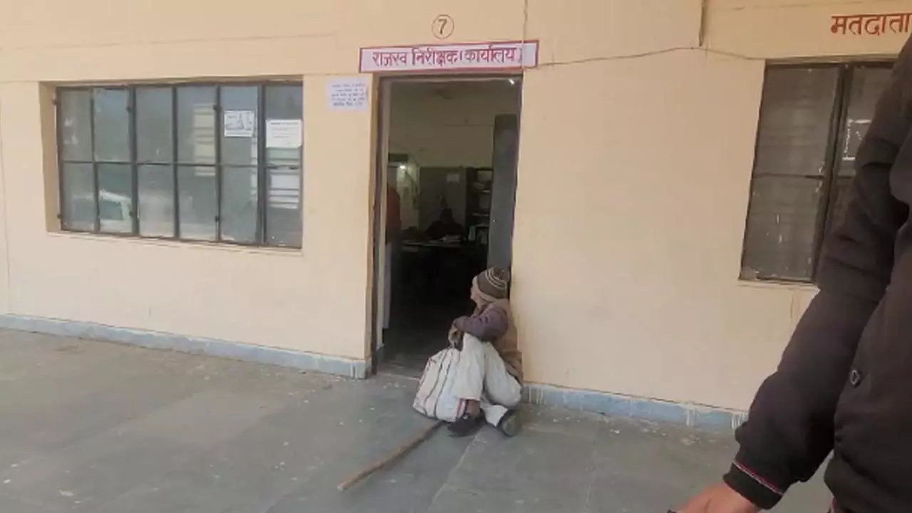 Divyang sitting outside Tehsil office for Khatauni Kanpur Dehat News in hindi