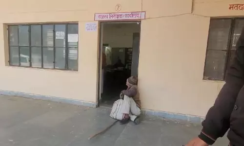 Divyang sitting outside Tehsil office for Khatauni Kanpur Dehat News in hindi