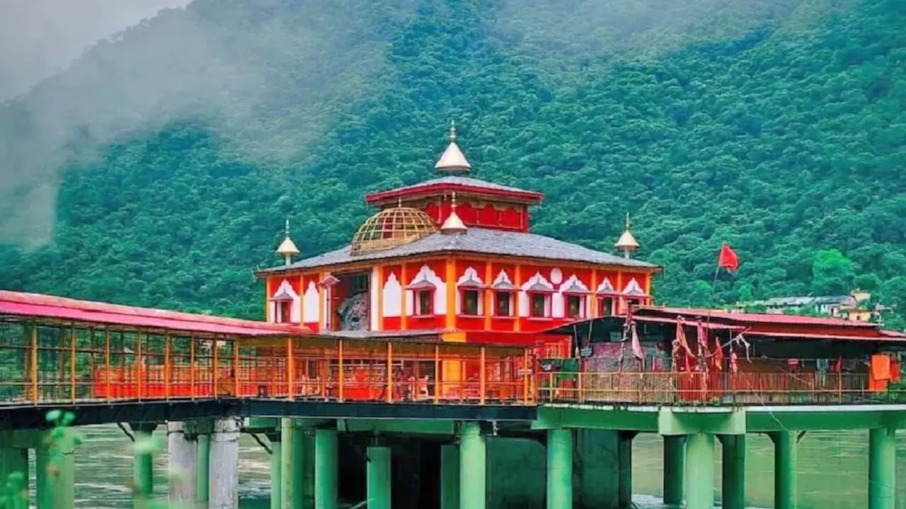 Uttarakhand Popular Temple: उत्तराखंड का ऐसा मंदिर जिसे हटाने की कोशिश में आ गई थी भीषण बाढ़, हजारों लोगों की गई थी जान