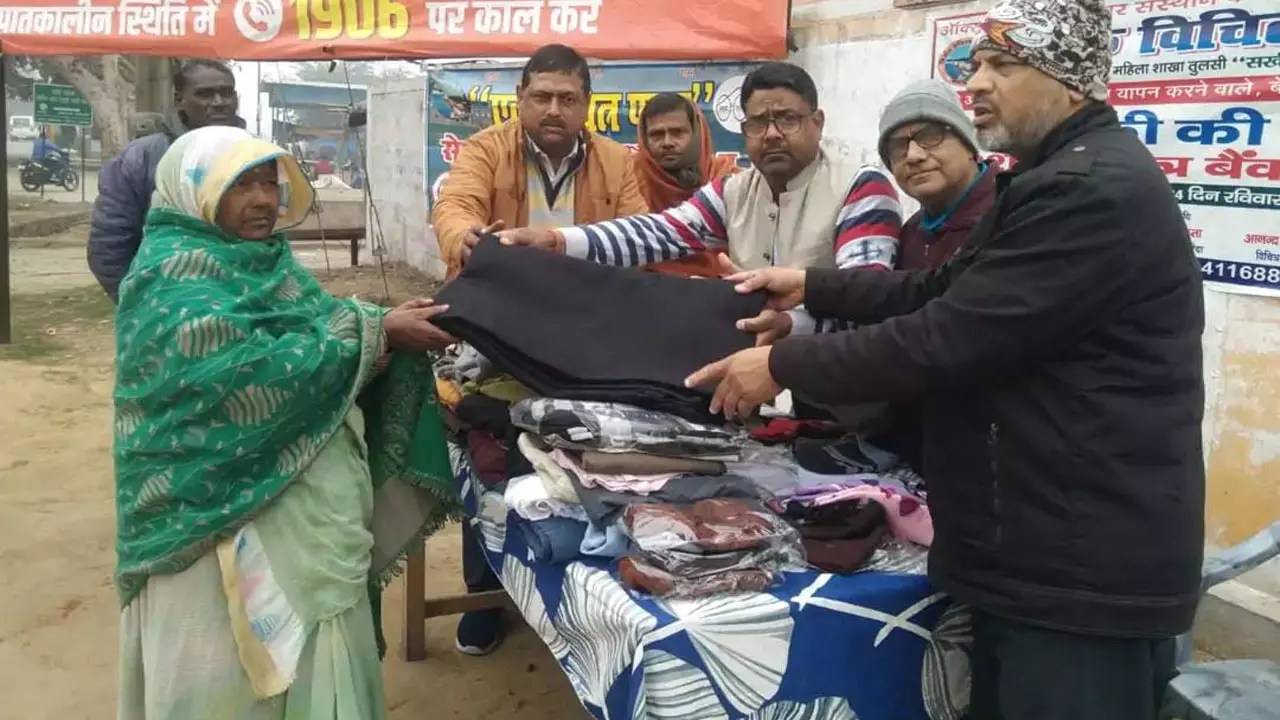 Neki ki Deewar help people in cold getting warm clothes Auraiya News in hindi