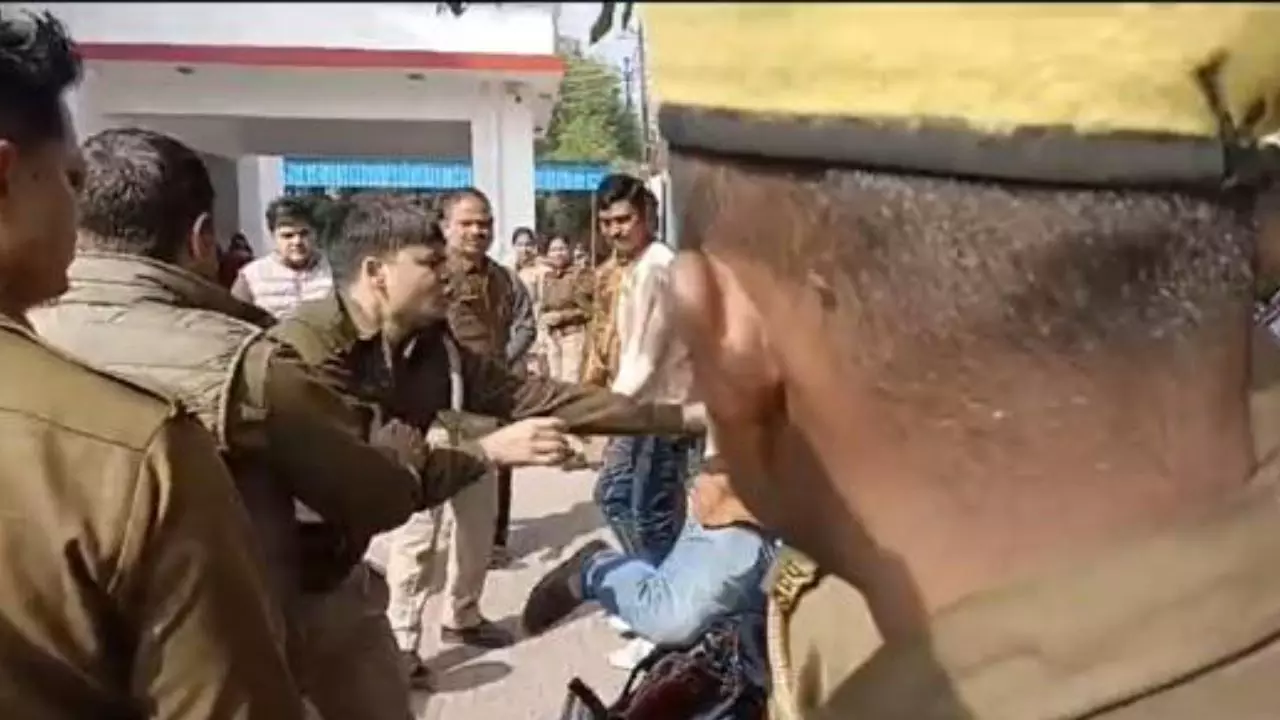 Jhansi News Today Video Viral Inspector and Constable Fight Over Wife Transfer