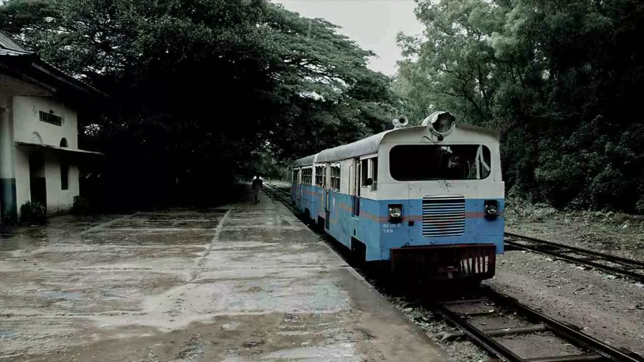 Bharat Ke Ajeeb Railway Station Ka Naam