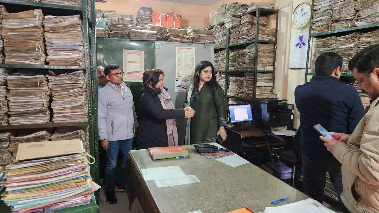 Hapur News Today DM Prerna Sharma Did Surprise Inspection of ARTO Office