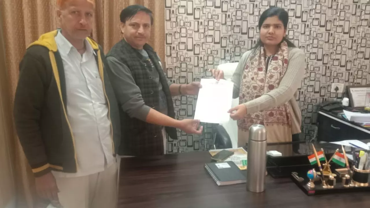 Etah News- Jalesar Nagar martyr places Become Animal stables Congress workers submitted memorandum to SDM