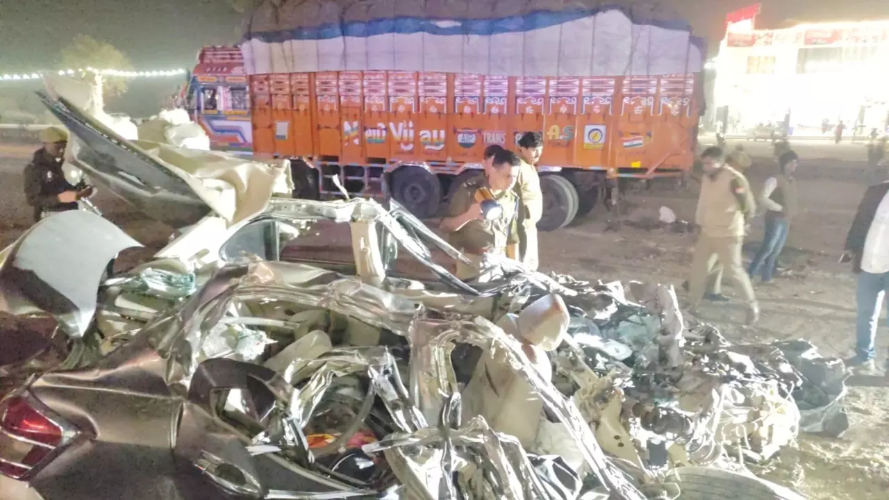 Babina Police Station Area Case speeding car Collided With truck Three Died Jhansi News In Hindi