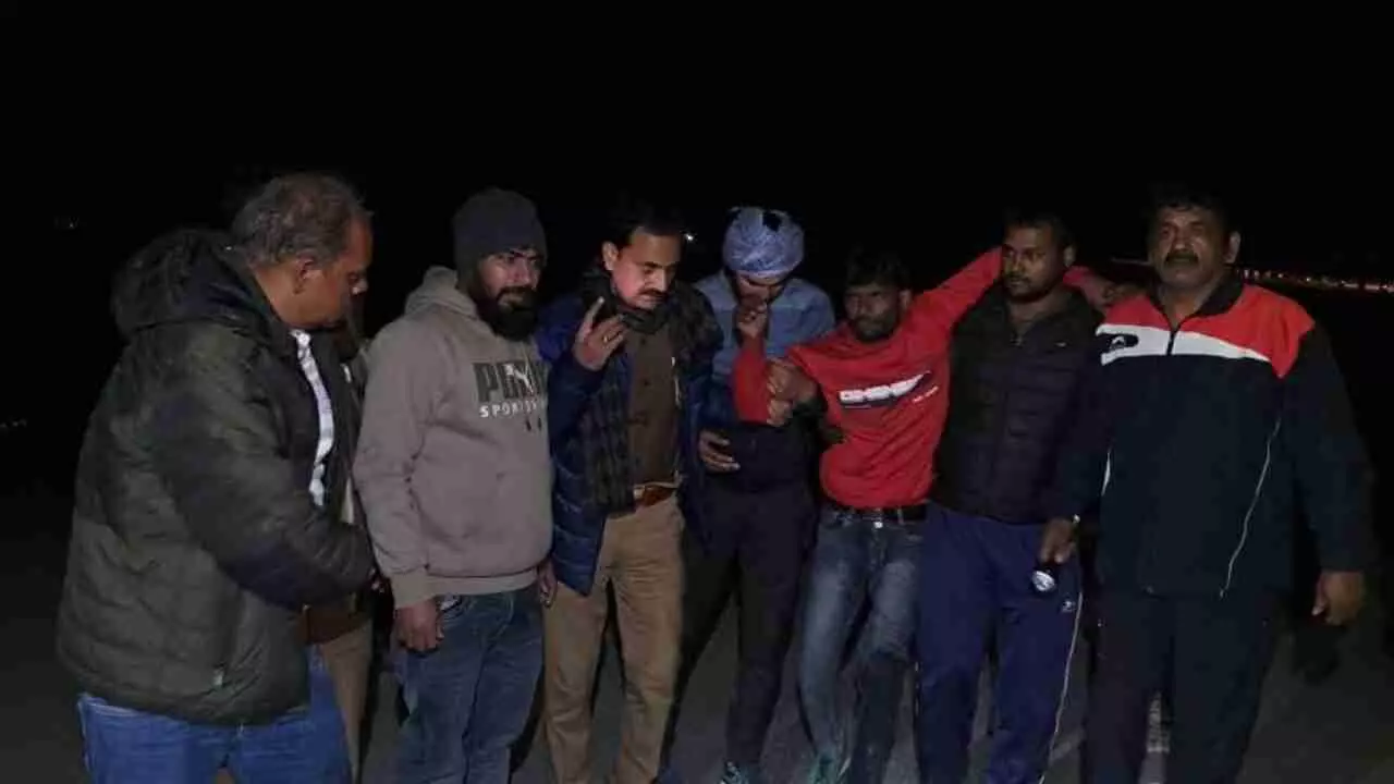 Barabanki News: पुलिस मुठभेड़ में घायल 15 हजार का इनामी बदमाश गिरफ्तार, तमंचा और कारतूस बरामद