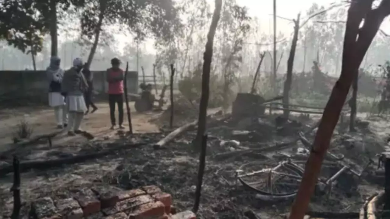 Bareilly News Today One Cattle Died Due to Fire in Hut |