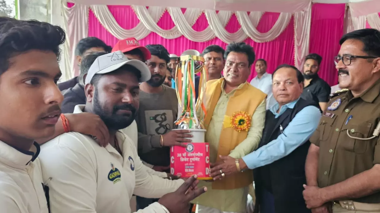 Sonbhadra News- Cricket tournament Duddhi team became the winner defeating Chopan by six wickets