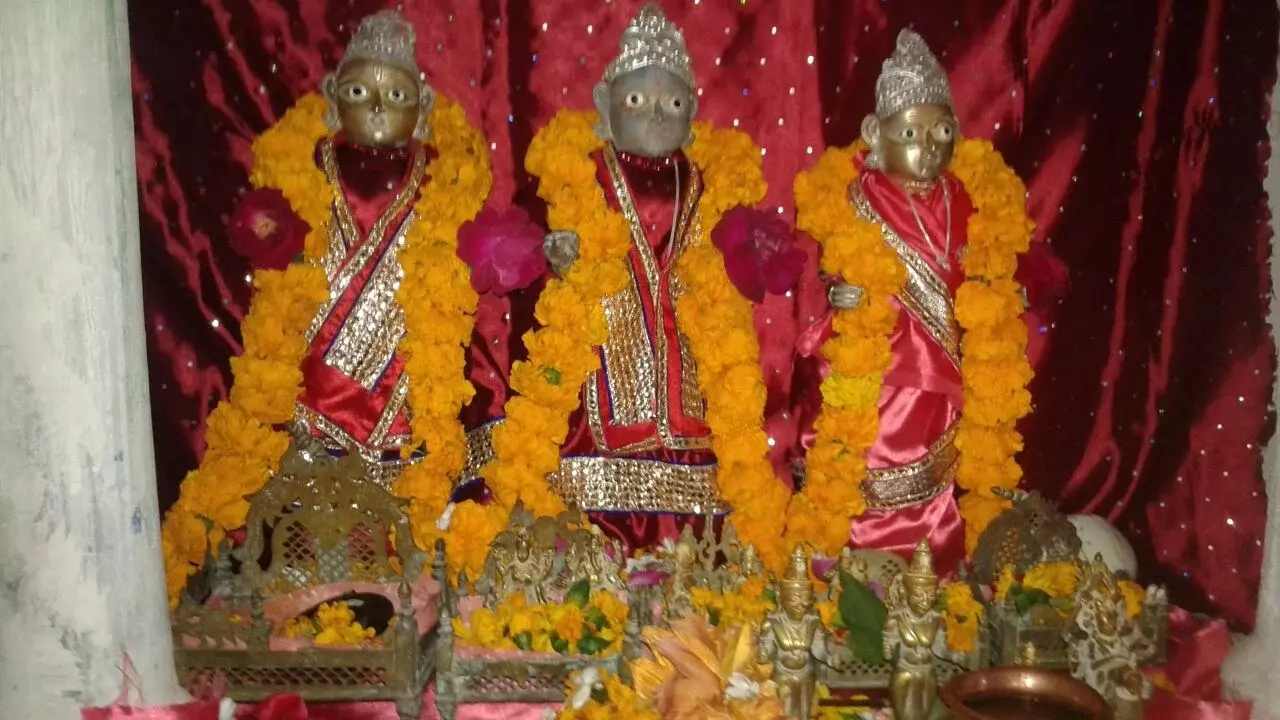 Teji Bazar police station area In Metal idol stolen from temple Jaunpur Crime News