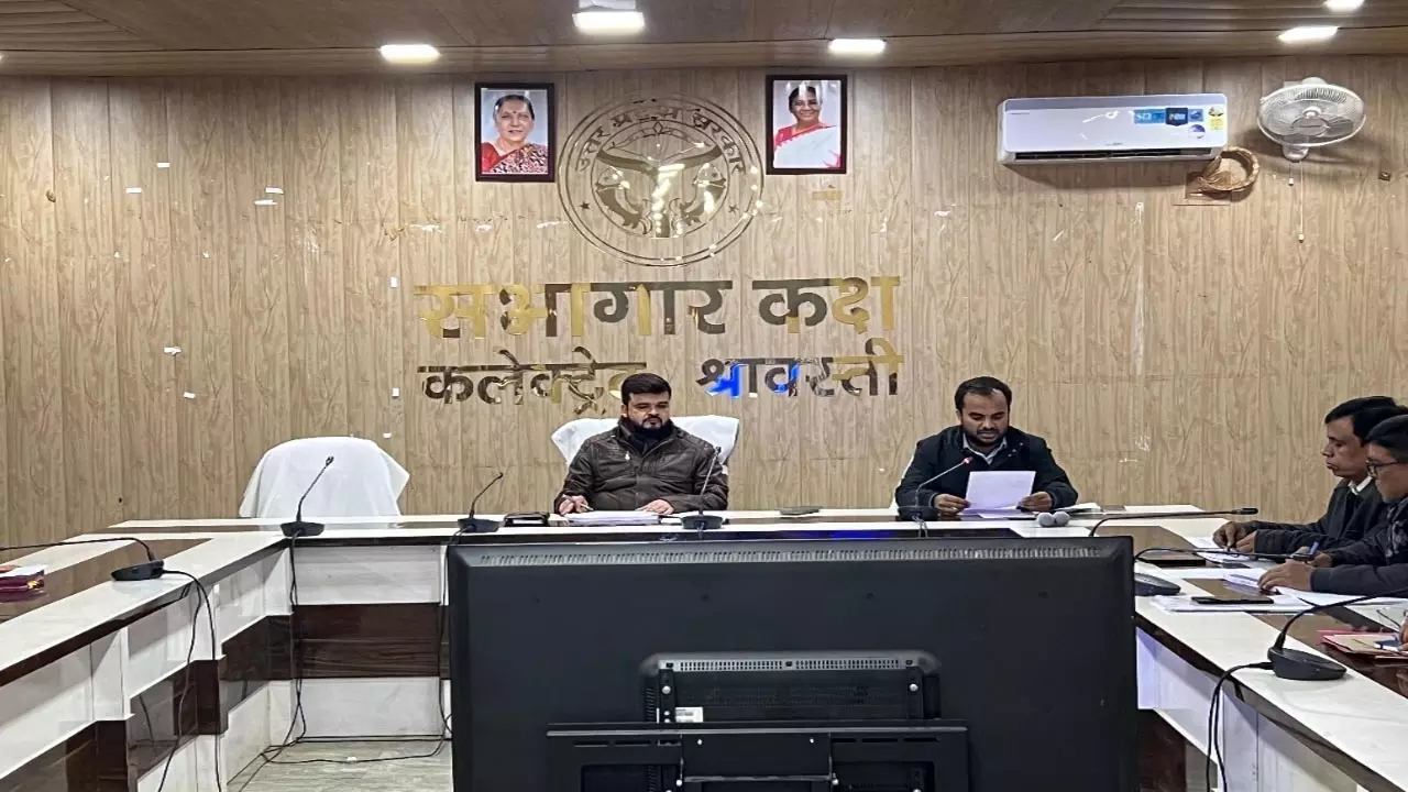 DM Instruction to Officers Improve grading of CM dashboard Shravasti News in hindi