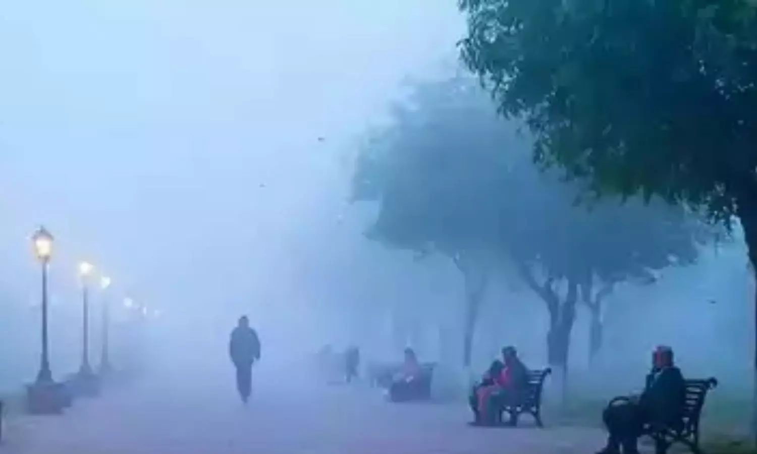 Aaj Ka Mausam 24 January: बारिश के साथ घने कोहरे की चेतावनी जारी, जानें जिलों में कैसा रहेगा मौसम का हाल