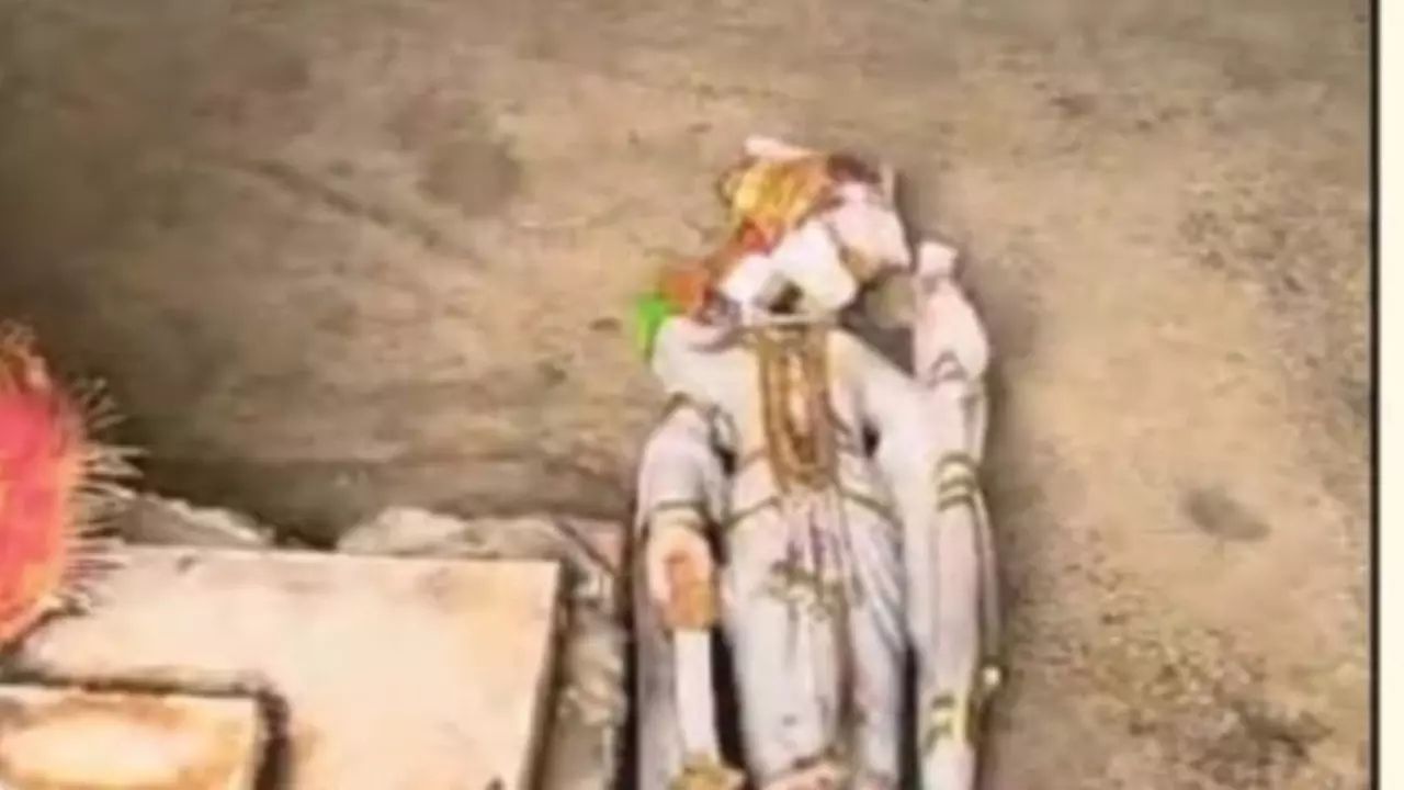 Bareilly News- Anarchists broke the idols installed in the temple