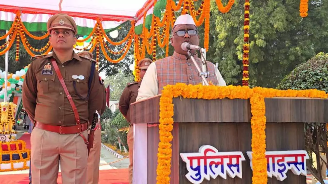 Jaunpur News Today Minister of State Girish Yadav Hoisted the Flag in the Police Line