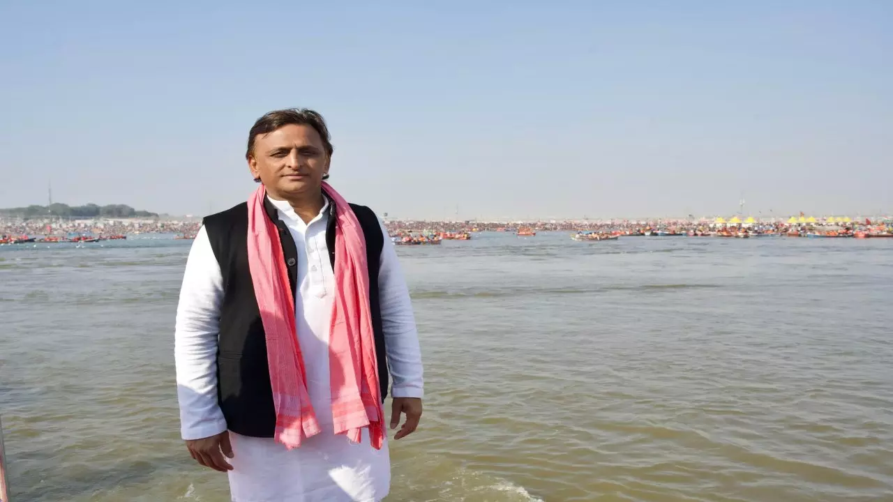 akhilesh yadav ganga snan