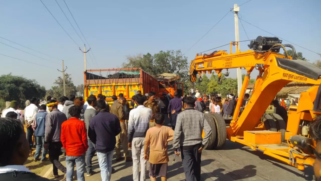 Sonbhadra News- Chopan police station area Case speeding tanker crushed on a bike in two dead