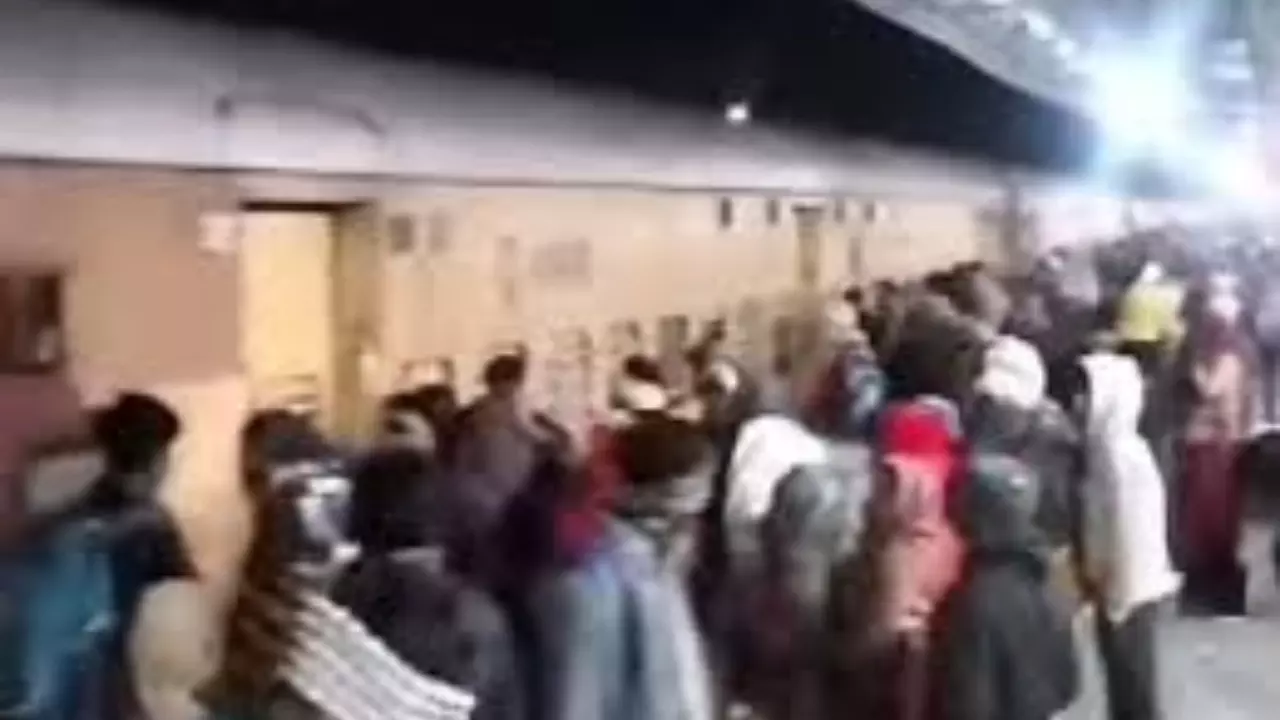 Jhansi News- Ambedkar Nagar Prayagraj Express In passengers pelted stones