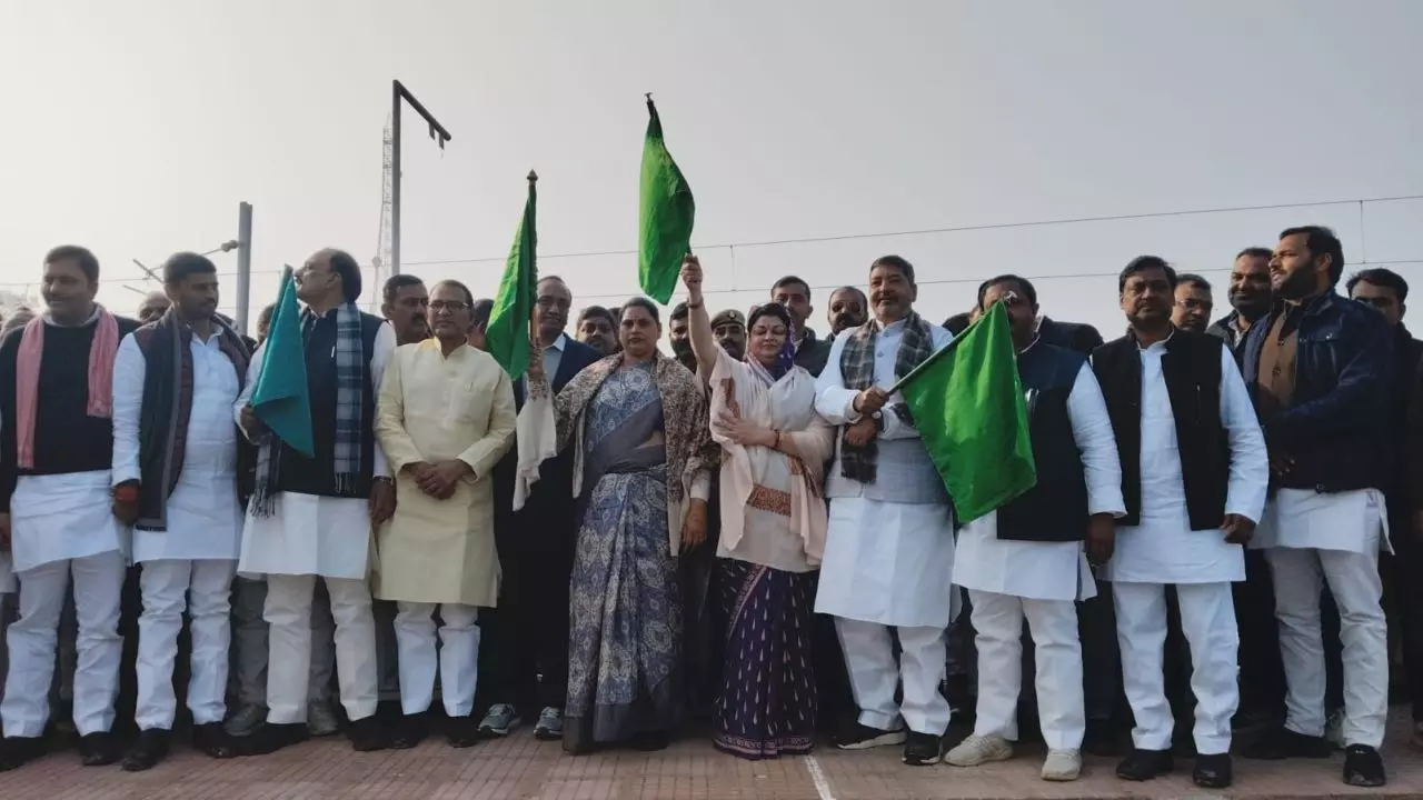 Chandauli News Today Three MP Flagged Off the Train Together