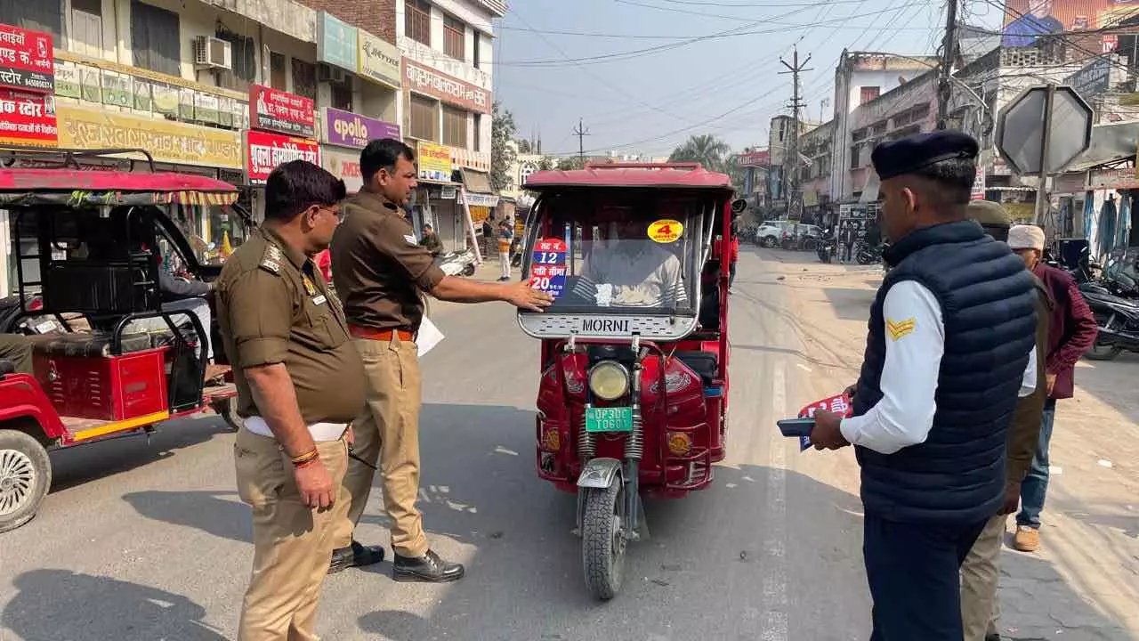 Hardoi News Today Action Taken Against E Rickshaw Drivers for Ignoring Standards