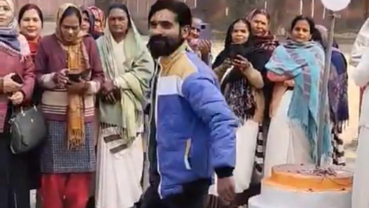 Bareilly News Today Mirganj Community Health Center Youth Dances on Chalo Ishq Ladaye Song Video Viral