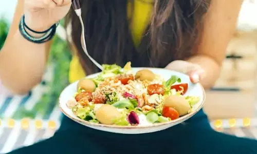 PCOS Diet: पीसीओएस से जूझ रहीं महिलाओं को जरूर खाने चाहिए 5 सुपरफूड्स, मिलती है कई लक्षणों से राहत