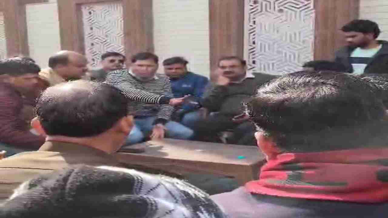 Aligarh News: 125 वर्ष पुराने मंदिर पर कब्जा लेने जा रहे करणी सैनिकों को प्रशासनिक अधिकारियों ने रोका