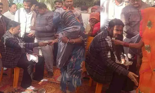 Unnao News: भाजपा विधायक ने 500 महिलाओं को बांटे कंबल, 500 रु दक्षिणा देकर पैर छू कर लिया आशीर्वाद