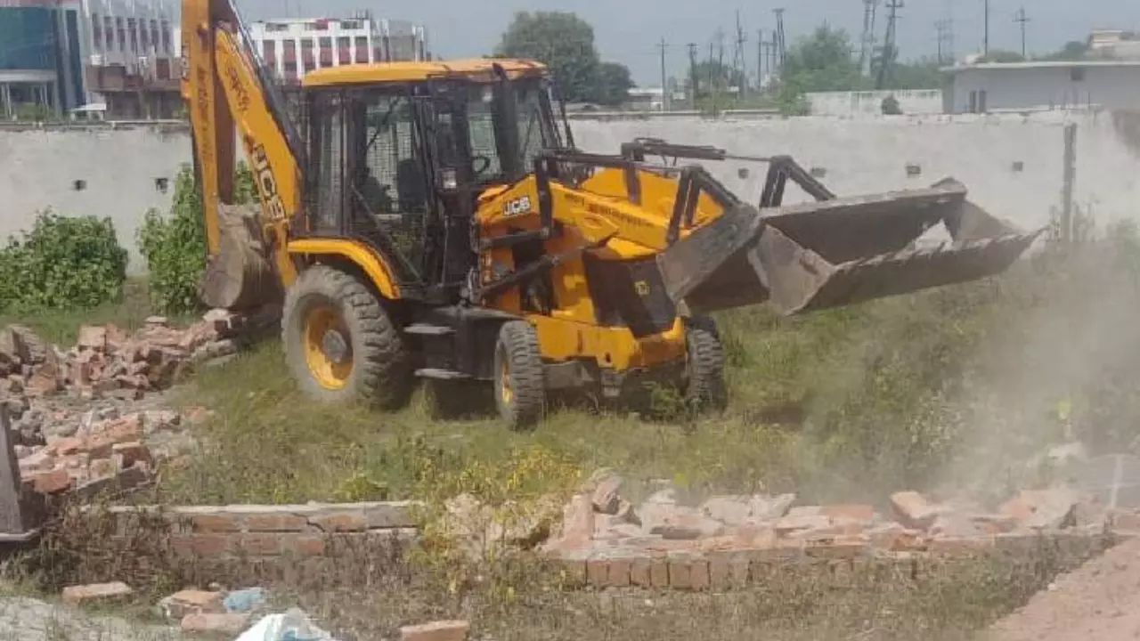 Lucknow News Today Bulldozer Action On 83 Illegal LDA Apartments