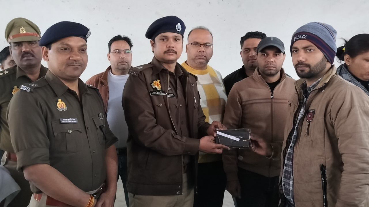 Meerut News Today Police 122 Stolen Mobiles Worth Rs 26 Lakh Recovered