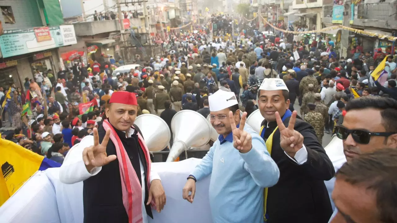 Akhilesh Yadav holds roadshow for Arvind Kejriwal