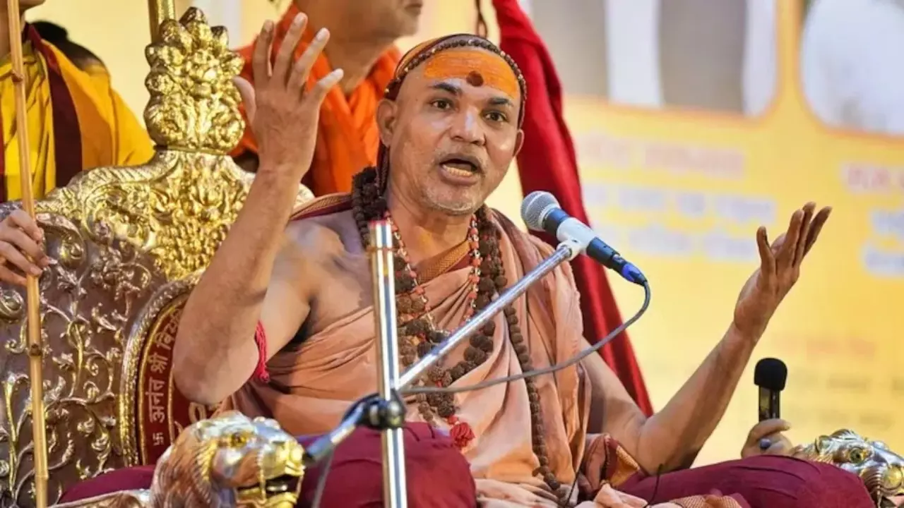 Mahakumbh 2025 Mela Stampede Update Shankaracharya and Akhara Parishad President Clashed