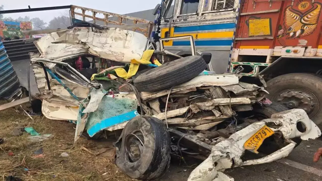 Punjab Road Accident: कार और कैंटर की टक्कर, हादसे में 10 लोगों की मौत, कई घायल