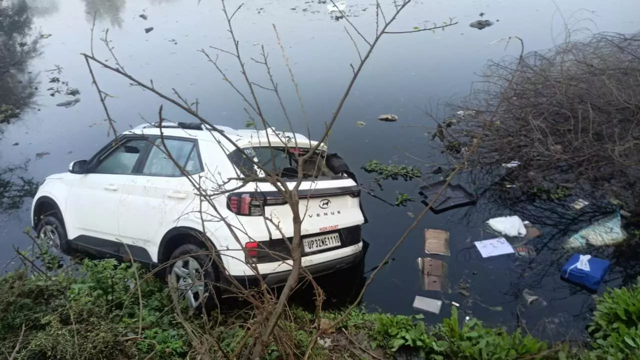 Lucknow News Today Dead Bodies of Two Lawyers Recovered in Car Found Overturned in a Pond in Chinhat Area