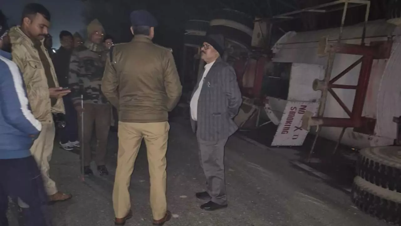 Bareilly News Route Diverted For Five Hours Due to LPG HP Tanker Overturning on Delhi Bareilly Highway