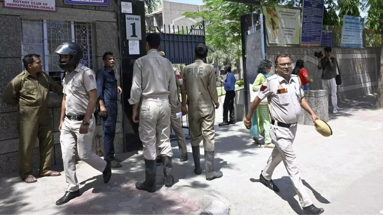 Noida received bomb threats in Many schools