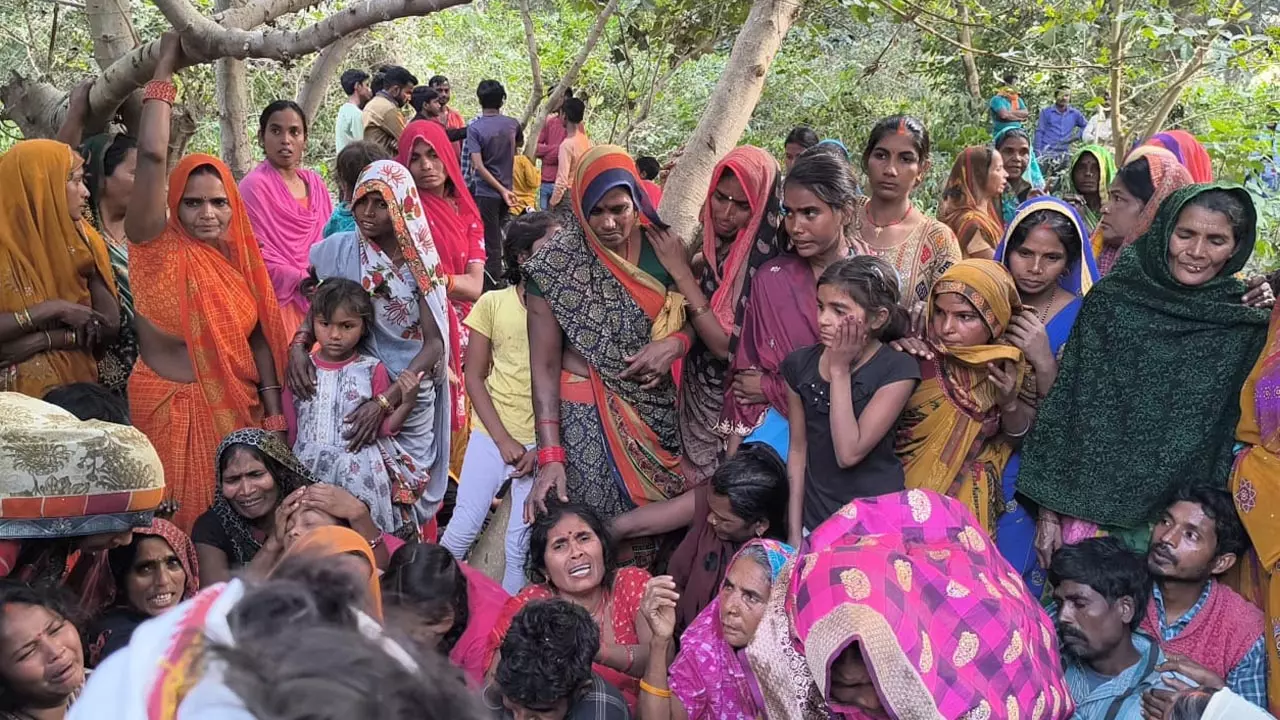 Body of youth found hanging from tree in Amethi