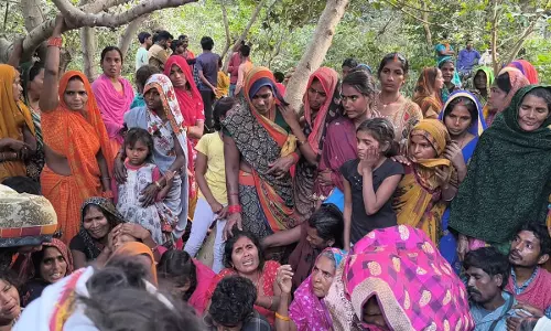 Body of youth found hanging from tree in Amethi